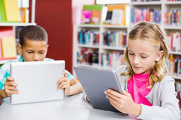 포토 JPG 해외이미지 외국인 라이프스타일 응시 여자 교육 남자 초등학생 어린이 학교 탁자 실내 들기 앉기 소년 상반신 두명 앞모습 태블릿 잡기 도서관 집중 어린이만 해외202007 해외포토 학생 시선 뷰포인트 가구 컨셉 모션 사람 인종 내부 생활 전자제품 스마트기기 파일형식