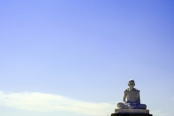 포토 JPG 해외이미지 디자인 종교 얼굴 조각 불교 건축양식 태국 하늘 미술 사람없음 야외 조각상 사찰 큼 아래 시멘트 발판 숭배 신앙심 콘크리트 해외202007 해외포토 건축 아시아 종교건축 문화예술 신체부위 조형물 크기 방향 위치 파일형식