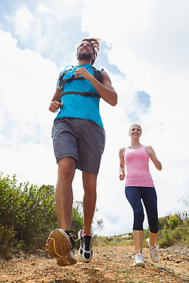 포토 JPG 해외이미지 백인 라이프스타일 커플 여자 남자 행복 자연 하늘 산 건강 미소 사람 풍경 20대 성인 야외 두명 여름 조깅 운동 햇빛 맑음 도전 성인만 해외202007 해외포토 서양인 계절 감정 관계 날씨 표정 청년 생활 태양 생태계 파일형식