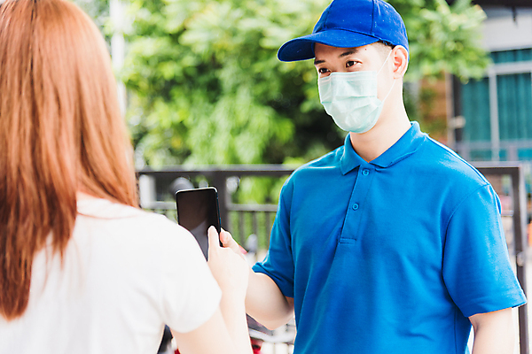 포토 JPG 해외이미지 남자 유니폼 비즈니스 마스크 동양인 두명 스마트폰 상자 잡기 바이러스 배달원 질병 우체부 고객 서비스 사인 온라인 서명 코로나바이러스 포스트코로나 해외202007 델타변이바이러스 해외포토 직업 옷 의학 모션 사람 인종 핸드폰 스마트기기 사회이슈 파일형식