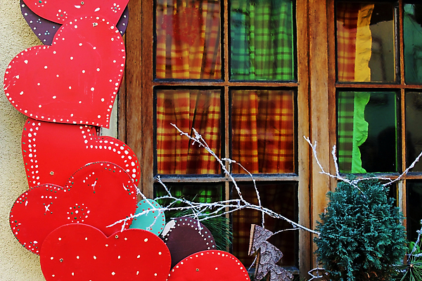 포토 JPG 해외이미지 크리스마스 창문 프레임 따뜻함 사람없음 목재 장식 빨간색 수확 마음 자르기 묘사 묘목 옛날 해외202007 해외포토 나무 기념일 컬러 농업 재료 모션 파일형식