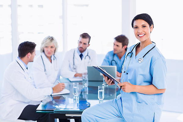 포토 JPG 해외이미지 백인 응시 여자 남자 행복 40대 중년 50대 유니폼 탁자 실내 건강 병원 서기 앉기 여러명 20대 성인 30대 파란색 건강관리 간호사 의사 작업 책상 동료 직원 외과 카피스페이스 해외202007 해외포토 서양인 시선 옷 감정 컬러 가구 다수 의학 관계 모션 관리 사람 청년 내부 장년 공백 의료진 파일형식