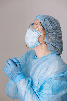 포토 JPG 해외이미지 주간 여자 유니폼 회색배경 실내 병원 피곤 마스크 한명 상반신 성인 옆모습 의료진 의사 올려보기 보안경 성인여자한명만 코로나바이러스 방호복 해외202007 델타변이바이러스 해외포토 자연요소 직업 1 옷 뷰포인트 백그라운드 컨셉 의학 모션 사람 내부 회색 바이러스 안전장비 여자한명만 성인여자만 파일형식