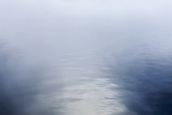 포토 JPG 해외이미지 호수 물결 바다 여행 백그라운드 자연 표면 아침 추상 경사 사람없음 야외 물 파란색 빛 반사 젖음 추위 안개 흰색 신선 액체 소프트포커스 내추럴 블러 뿌연 미니멀 해외202007 해외포토 주간 자연요소 컬러 무늬 날씨 촬영기법 생태계 파일형식