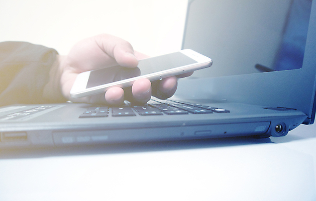 포토 JPG 해외이미지 손 여자 백그라운드 인터넷 비즈니스 사업가 통신 손가락 놀이 모바일 세포 사람 앉기 성인 사람없음 가로 스마트폰 핸드폰 컴퓨터 사무실 독서 스크린 터치 게임 잡기 작업 비즈니스맨 비즈니스우먼 네트워크 연결 사이버 스마트 책상 부름 다이얼 소셜 소프트웨어 해외202007 해외포토 직업 남자 가구 컨셉 모션 신체부위 전자제품 스마트기기 직장인 파일형식