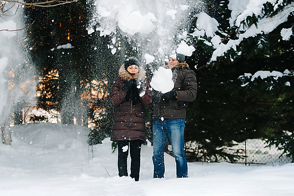 포토 JPG 해외이미지 나무 행복 겨울 놀이 따뜻함 사랑 사람 소년 야외 두명 초록색 태양 걷기 기쁨 젖음 게임 흰색 해외202007 해외포토 자연요소 식물 계절 남자 감정 어린이 컬러 모션 파일형식