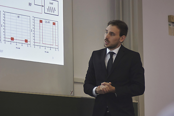 포토 JPG 해외이미지 학생 교육 백그라운드 컨셉 인터넷 비즈니스 졸업 텍스트 통신 교실 학교 성공 수업 거리 아이디어 기술 한명 책 단어 학습 스터디 컴퓨터 디지털 자료 웹 정보 키보드 네트워크 가르침 도서관 강의 대학교 전자 온라인 개발 온라인강의 이러닝 프로그램 웨비나 해외202007 해외포토 문자 1 사람 전자제품 세미나 파일형식 언택트