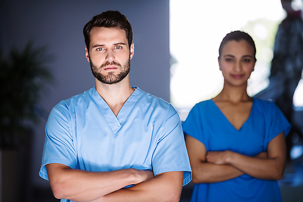 포토 JPG 해외이미지 주간 여자 남자 실내 병원 서기 상반신 20대 성인 두명 앞모습 팔짱 의료진 의사 성인만 해외202007 해외포토 자연요소 직업 뷰포인트 의학 모션 사람 청년 내부 파일형식