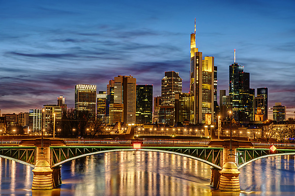 포토 JPG 해외이미지 유럽 비즈니스 하늘 전등 조명 주택 독일 풍경 사람없음 건물 물 금융 강 도시풍경 사무실 일출 고층빌딩 황혼 일몰 새벽 도시 도심 야간 메인 은행 지역 스카이라인 빛망울 랜드마크 프랑크푸르트 해외202007 해외포토 자연요소 건축물 나라 빌딩 경제 빛 노을 파일형식