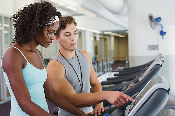 포토 JPG 해외이미지 백인 여자 남자 스포츠 실내 건강 대화 사람 20대 성인 두명 운동복 운동 검은색 강사 헬스장 장비 가리킴 날씬함 연습 체육관 런닝머신 보여주기 소통 성인만 해외202007 해외포토 서양인 직업 옷 컬러 컨셉 모션 말하기 손짓 청년 내부 운동기구 헬스 몸매 파일형식