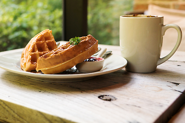 포토 JPG 해외이미지 접시 커피 조각 디저트 사람없음 컵 소프트포커스 브런치 와플 해외202007 해외포토 식기 음료 음식 촬영기법 식사 파일형식
