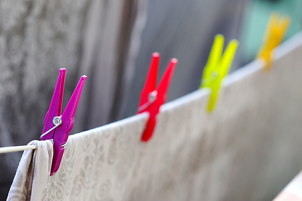 포토 JPG 해외이미지 옷 선 분홍색 가정 건조 매달리기 집게 사람없음 야외 가로 빨간색 컬러풀 노란색 청결 직물 잡기 면 씻기 빨래 빨랫줄 플라스틱 청소 순수 묘사 일렬 빨래집게 시트 줄서기 해외202007 해외포토 줄 컬러 컨셉 가사 모션 재질 위생 파일형식