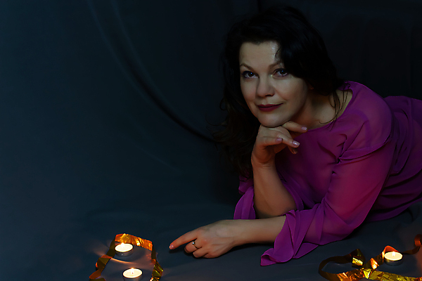 포토 JPG 해외이미지 백인 직업 응시 옷 여자 행복 벽 40대 50대 포즈 백그라운드 성공 갈색머리 실내 한명 서기 미소 사람 성인 유행 우주 재킷 회색 자신감 우아함 닫기 경영자 개성 스타일 카피스페이스 해외202007 해외포토 서양인 1 헤어스타일 시선 감정 컬러 중년 컨셉 모션 표정 내부 공백 외투 리더 파일형식