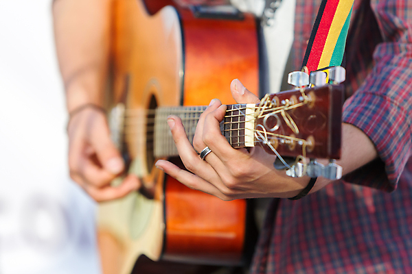 포토 JPG 해외이미지 1 라이프스타일 손 남자 음악 백그라운드 손가락 놀이 서기 사람 성인 사람없음 검은색 소리 콘서트 공연 연주자 음악가 기구 기타 표현 잡기 악단 볼륨 예술가 펑키 기타리스트 스위치 감싸기 뮤지컬 베이스 블루스 인기 제어 팝 플레이어 해외202007 해외포토 직업 컬러 모션 현악기 문화예술 이벤트 생활 신체부위 파일형식