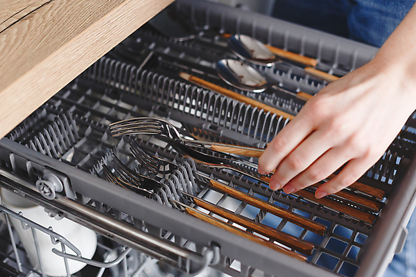 포토 JPG 해외이미지 그릇 식기 접시 손 여자 가사 가정 주택 실내 사람 성인 사람없음 내부 일상 주방 숟가락 기계 방 장비 기구 잡기 오픈 칼 씻기 주부 세탁기 청소부 넣기 위생관리 해외202007 해외포토 직업 모션 수저 관리 건물 라이프 신체부위 청결 가전제품 파일형식