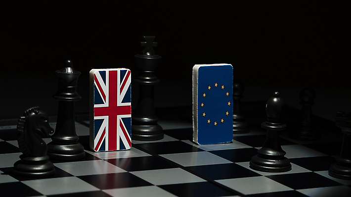 포토 JPG 해외이미지 유럽 컨셉 관계 협력 조명 영국 잉글랜드 그림자 협상 사람없음 어둠 유로 게임 깃발 체스 선택 계획 대표 토론 강의 투표 심볼 싸움 떠남 외교 위기 유럽연합 응답 전국 정부 정치 정치가 회원 해외202007 해외포토 직업 나라 돈 비즈니스 모션 놀이 선거 파일형식