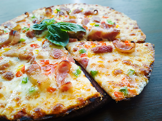 포토 JPG 해외이미지 접시 음식 토마토 채소 부분 양파 치즈 피자 패스트푸드 요리 사람없음 가로 빨간색 노란색 식사 저녁식사 버섯 이탈리아 조미료 소시지 굽기 지중해 허브 속도 햄 후추 바질 마르게리타피자 모짜렐라치즈 살라미 페퍼로니 해외202007 해외포토 식물 식기 유럽 바다 컬러 유제품 서양음식 육류 가공식품 인스턴트 구이 향신료 향미료 파일형식