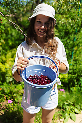 포토 JPG 해외이미지 식물 백인 손 계절 열매 유럽 음식 밭 농업 과일 자연 건강 한명 미소 앉기 빨간색 초록색 여름 농작물 농장 바구니 정원 주스 수확 가을 신선 선택 달콤 맛 농부 수집 양동이 유기농 원예 날것 비타민 내추럴 숙성 해외202007 해외포토 서양인 직업 1 웰빙 나라 산업 음료 컬러 컨셉 모션 표정 사람 취미 신체부위 생태계 영양소 파일형식