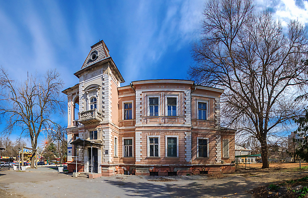 포토 JPG 해외이미지 유럽 여행 하늘 휴식 주택 풍경 사람없음 건물 파란색 태양 맑음 봄 도시 휴양지 우크라이나 해외202007 해외포토 자연요소 건축물 계절 나라 컬러 컨셉 날씨 장소 파일형식