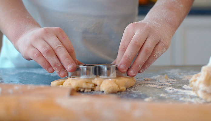 포토 JPG 해외이미지 백인 교육 행복 어린이 음식 가정 디저트 실내 요리 한명 사람없음 학습 인테리어 쿠키 주방 요리사 식사 앞치마 화목 기쁨 빵집 작업 닫기 달콤 굽기 준비 반죽 만들기 긍정 밀가루 제빵사 천진난만 페스츄리 해외202007 해외포토 서양인 직업 1 디자인 감정 빵 컨셉 모션 사람 내부 상점 맛 가루 구이 파일형식