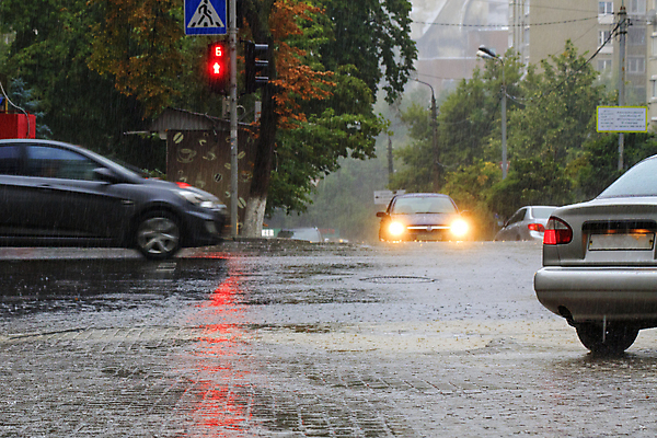 포토 JPG 해외이미지 도로 물결 자동차 자연 표면 날씨 거리 바닥 주택 사람없음 야외 건물 빨간색 물 빛 반사 어둠 회색 젖음 흐름 물방울 도시 보행로 떨어짐 아스팔트 빗방울 교차로 질감 무거움 통과 빛망울 방법 해외202007 해외포토 자연요소 건축물 길 육상교통 컬러 컨셉 교통시설 비_날씨 무게 생태계 파일형식