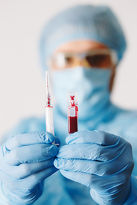 포토 JPG 해외이미지 주간 남자 실내 건강 병원 주사기 마스크 한명 들기 근접촬영 상반신 성인 앞모습 아웃포커스 의료진 의사 혈액 연구원 흰배경 보안경 백신 성인남자한명만 코로나바이러스 해외202007 델타변이바이러스 해외포토 자연요소 직업 1 뷰포인트 백그라운드 의학 의료기기 모션 촬영기법 사람 내부 흰색 바이러스 안전장비 남자한명만 성인남자만 파일형식