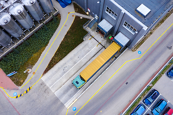 포토 JPG 해외이미지 산업 도로 비즈니스 교통시설 안테나 사람없음 건물 화물 상품 주식 창고 상업 머리위 지역 트랙터 수납 짐차 무거움 트레일러 슈퍼마켓 드론 로딩 수입 조감도 터미널 해외202007 해외포토 건축물 길 교통 통신 자동차 금융 상점 운송업 무게 농기계 시설 특수차량 파일형식