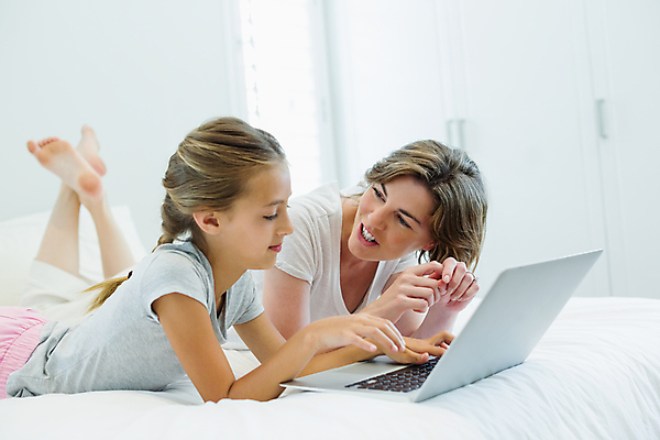 포토 JPG 해외이미지 전신 백인 라이프스타일 응시 여자 어린이 엎드리기 베개 모녀 상반신 성인 두명 앞모습 옆모습 30대 노트북 침실 침대 여자만 해외202007 해외포토 서양인 시선 딸 뷰포인트 가구 가족 침구 모션 엄마 사람 생활 장년 전자제품 파일형식