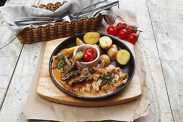 포토 JPG 해외이미지 접시 감자 사람없음 바구니 스튜 나무도마 비프스튜 나무배경 해외202007 해외포토 식기 음식 백그라운드 채소 도마 목재 파일형식