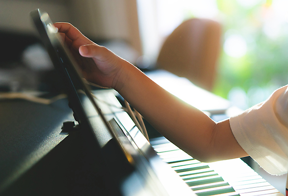 포토 JPG 해외이미지 교육 어린이 음악 창문 놀이 주택 미술 사람 동양인 소년 취미 사람없음 빛 알약 음악가 방 기구 스마트 멜로디 뮤지컬 해외202007 해외포토 직업 남자 컨셉 문화예술 인종 건물 약 파일형식
