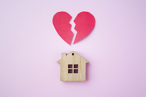 포토 JPG 해외이미지 모양 커플 종이 어린이 결혼 백그라운드 컨셉 가족 관계 결혼식 남편 스트레스 주택 사랑 사람없음 숫자 하트 아내 재산 균열 플랫 끝 충돌 심볼 오브젝트 법 위치 찢어짐 문제 다리찢기 종료 대출 나쁜 그만 깨짐 단절 우울증 위기 이혼 해외202007 해외포토 문자 감정 모션 사람 이벤트 건물 금융 질병 파일형식