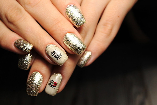 포토 JPG 해외이미지 손 손가락 검은배경 근접촬영 신체부위 손톱관리 네일아트 손톱 해외202007 해외포토 뷰포인트 백그라운드 사람 뷰티 검은색 파일형식