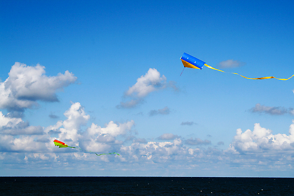 포토 JPG 해외이미지 구름 바다 2 하늘 휴가 사람없음 여름 연 해외202007 해외포토 자연요소 계절 놀이용품 파일형식