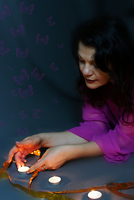 포토 JPG 해외이미지 백인 직업 응시 옷 여자 행복 벽 40대 50대 포즈 백그라운드 성공 갈색머리 실내 한명 서기 미소 사람 성인 유행 우주 재킷 회색 자신감 우아함 닫기 경영자 개성 스타일 카피스페이스 해외202007 해외포토 서양인 1 헤어스타일 시선 감정 컬러 중년 컨셉 모션 표정 내부 공백 외투 리더 파일형식