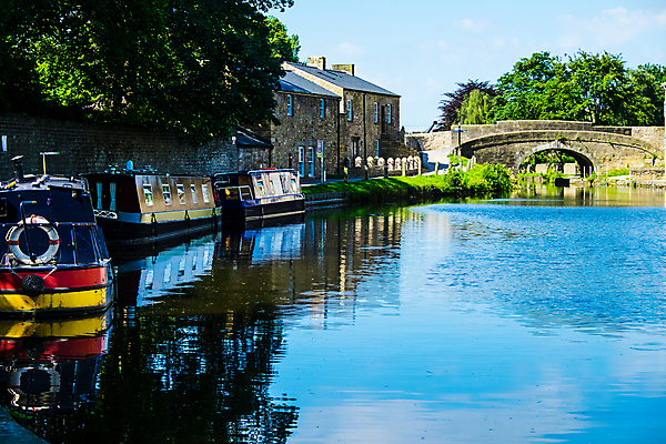 포토 JPG 해외이미지 나무 여행 자연 하늘 영국 잉글랜드 풍경 사람없음 초록색 물 여름 강 보트 내추럴 해외202007 해외포토 자연요소 식물 계절 유럽 컬러 배_교통 생태계 파일형식
