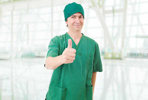 포토 JPG 해외이미지 주간 남자 유니폼 실내 병원 한명 서기 미소 사람 상반신 성인 앞모습 의료진 의사 최고 성인남자한명만 해외202007 해외포토 자연요소 직업 1 옷 뷰포인트 의학 모션 표정 내부 남자한명만 성인남자만 파일형식