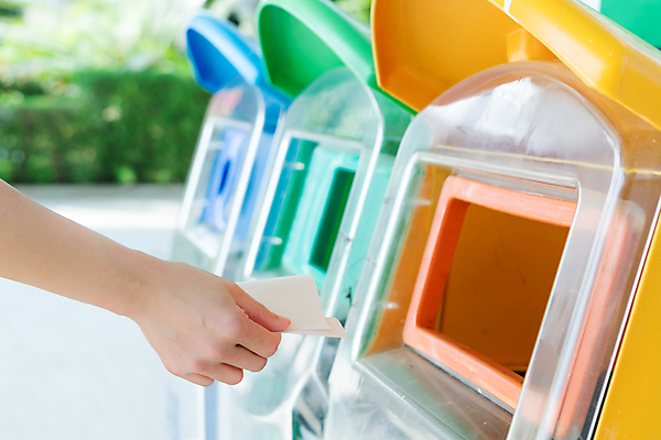 포토 JPG 해외이미지 무료이미지 손 컨셉 들기 야외 신체부위 환경 재활용 쓰레기통 쓰레기 에코 분리수거 해외202007 해외포토 모션 사람 친환경 파일형식 무료콘텐츠