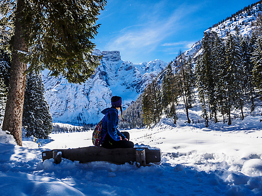 포토 JPG 해외이미지 구름 여행 백그라운드 겨울 자연 하늘 휴가 산 한명 풍경 파란색 얼음 바위 고도 알프스 내추럴 절정 해외202007 해외포토 자연요소 1 계절 유럽 컬러 사람 돌_바위 생태계 파일형식