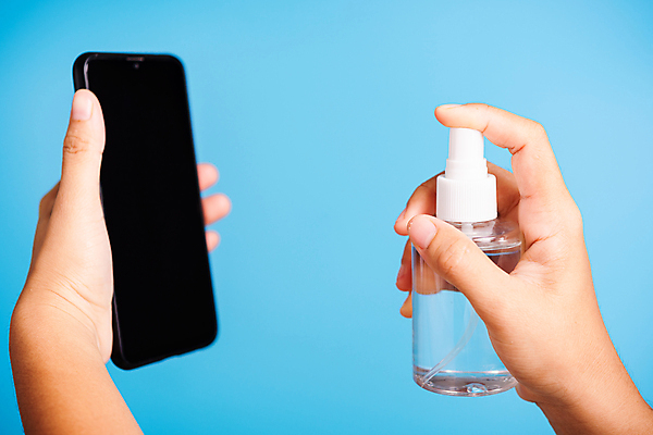 포토 JPG 해외이미지 라이프스타일 손 들기 신체부위 스마트폰 잡기 바이러스 예방 파란배경 소독제 코로나바이러스 손소독제 해외202007 델타변이바이러스 해외포토 백그라운드 모션 사람 생활 파란색 핸드폰 스마트기기 파일형식