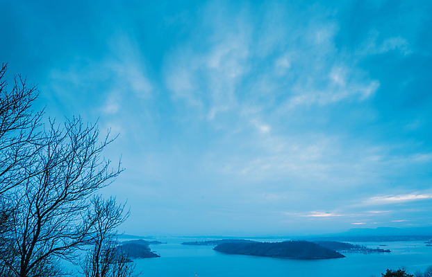 포토 JPG 해외이미지 구름 바다 섬 여행 이동 건축양식 모션 하늘 날씨 전등 노르웨이 풍경 사람없음 야외 물 여름 파란색 빛 반사 일출 황혼 일몰 낭만 전원 도시 만 저녁 실크 장면 장노출 암초 폭풍 블러 스칸디나비아 오슬로 수평선 해외202007 해외포토 자연요소 계절 건축 유럽 컬러 컨셉 조명 촬영기법 노을 직물 전기에너지 야간 파일형식