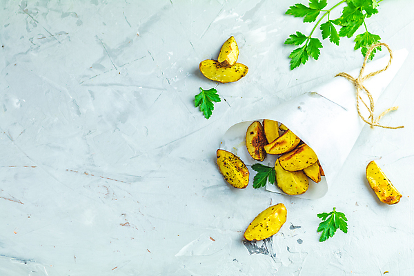 포토 JPG 해외이미지 접시 음식 조각 채소 감자 요리 사람없음 노란색 식사 저녁식사 튀김 감자튀김 껍질 시골 신선 뜨거움 황금 오븐 맛 굽기 먹기 상쾌 슬라이스 소금 로즈메리 프랑스어 점심식사 길거리음식 채식주의자 핸드메이드 비건 맛있는 해외202007 해외포토 문자 식기 감정 컬러 컨셉 모션 가전제품 구이 허브 채식 파일형식