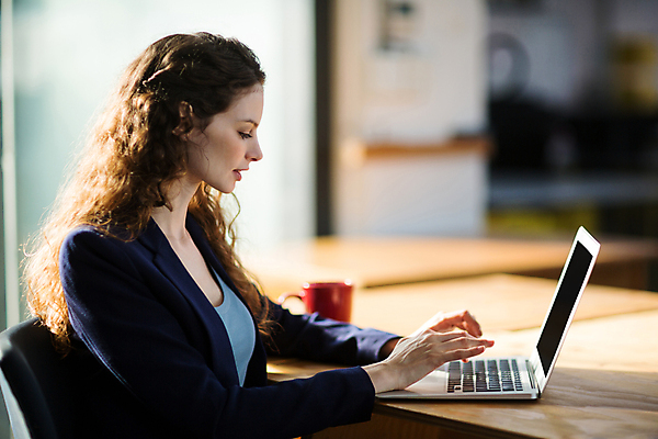 포토 JPG 해외이미지 백인 라이프스타일 응시 여자 비즈니스 직장 한명 앉기 상반신 성인 옆모습 30대 노트북 집중 성인여자한명만 해외202007 해외포토 서양인 1 시선 뷰포인트 컨셉 회사 모션 사람 생활 장년 전자제품 여자한명만 성인여자만 파일형식