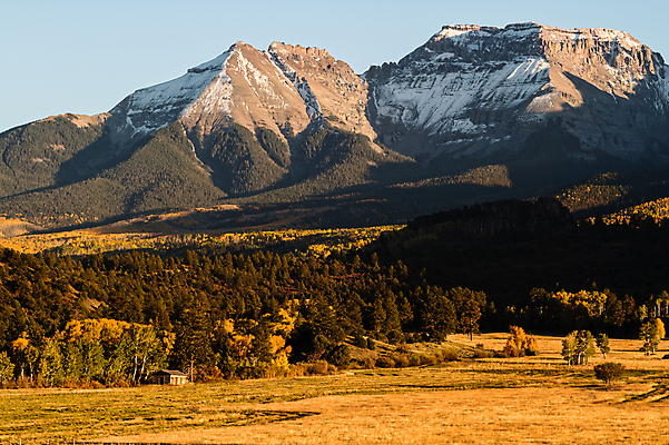 포토 JPG 해외이미지 구름 여행 잎 자연 하늘 날씨 산 풍경 사람없음 야외 초록색 파란색 태양 노란색 일출 일몰 가을 소나무 숲 지역 내추럴 콜로라도 해외202007 해외포토 자연요소 나무 식물 계절 컬러 노을 미국 생태계 파일형식