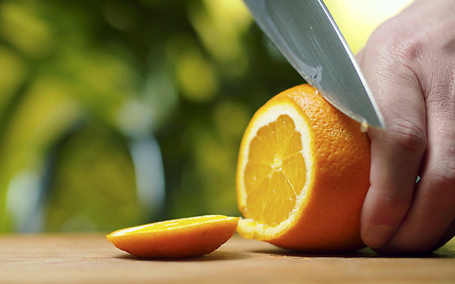 포토 JPG 해외이미지 식물 라이프스타일 손 남자 컨셉 오렌지 과일 자연 귤 실내 건강 사람 사람없음 주스 신선 잡기 칼 닫기 달콤 맛 소프트포커스 자르기 먹기 순수 준비 녹색배경 내추럴 채식주의자 비건 해외202007 해외포토 음료 백그라운드 모션 촬영기법 내부 생활 신체부위 초록색 생태계 채식 파일형식