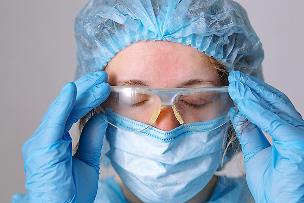 포토 JPG 해외이미지 주간 여자 유니폼 실내 병원 피곤 마스크 한명 근접촬영 상반신 성인 앞모습 눈감음 의료진 의사 수술장갑 보안경 성인여자한명만 코로나바이러스 방호복 해외202007 델타변이바이러스 해외포토 자연요소 직업 1 옷 뷰포인트 장갑 컨셉 의학 모션 사람 내부 바이러스 안전장비 여자한명만 성인여자만 파일형식