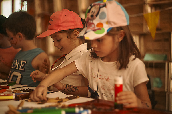 포토 JPG 해외이미지 학생 손 여자 교육 행복 종이 어린이 백그라운드 교실 학교 놀이 수업 휴가 주택 창조 미술 사람 소년 사람없음 학습 스터디 컬러풀 교사 페인트 유치원 기쁨 흰색 붓 업무 그룹 작업실 그림 예술가 화가 해외202007 해외포토 직업 남자 감정 컬러 문화예술 건물 신체부위 작업 파일형식