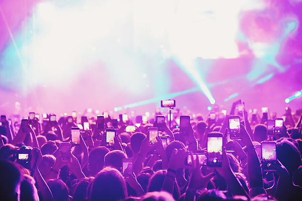 포토 JPG 해외이미지 손 실루엣 산업 음악 컨셉 모바일 사람 이벤트 사람없음 스마트폰 파티 카메라 디지털 사진촬영 콘서트 공연 장비 무대 춤 잡기 악단 군중 전화기 스마트 문학 스포트라이트 동영상 뮤지컬 소셜 실행 인기 테마 유흥 해외202007 해외포토 모션 문화예술 촬영기법 신체부위 전자제품 핸드폰 스마트기기 촬영 파일형식