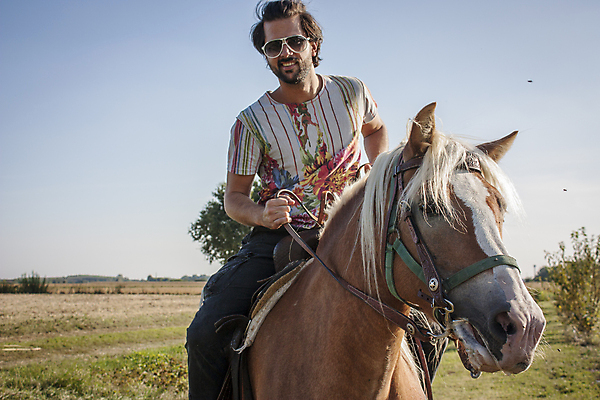 포토 JPG 해외이미지 동물 백인 라이프스타일 여자 남자 행복 어린이 스포츠 포즈 2 자연 함께함 사람 소년 사람없음 야외 농장 머리 봄 목장 흰색 시골 승마 승차 작음 조랑말 라이더 해외202007 해외포토 서양인 계절 감정 컬러 컨셉 농업 모션 생활 신체부위 말_동물 크기 생태계 파일형식