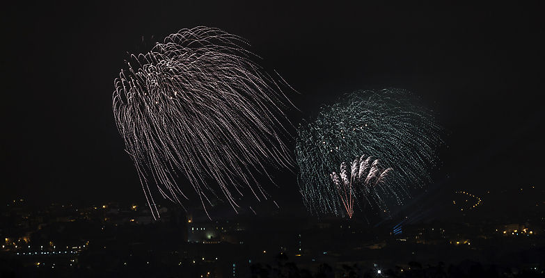 포토 JPG 해외이미지 행복 백그라운드 하늘 불 추상 휴가 기념 이벤트 사람없음 빨간색 빛 파티 검은색 축제 어둠 자유 로켓 축하 도시 스페인 야간 폭발 잔치 쇼 마법 파열 7월 광 해외202007 해외포토 자연요소 감정 유럽 컬러 컨셉 무늬 날짜 파일형식