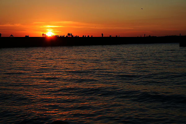 포토 JPG 해외이미지 바다 하늘 휴가 사람 사람없음 태양 여행객 항구 일몰 관찰 만 저녁 휴양지 방파제 포트 폴란드 8월 해외202007 해외포토 자연요소 공공시설 유럽 교통시설 모션 노을 장소 날짜 야간 파일형식
